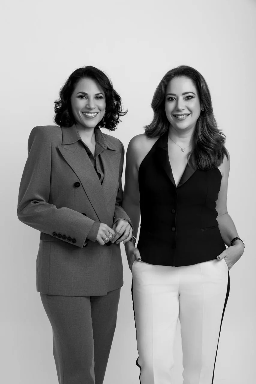 Ana Rita Luna e Silvia de Castro juntas em retrato em preto e branco.