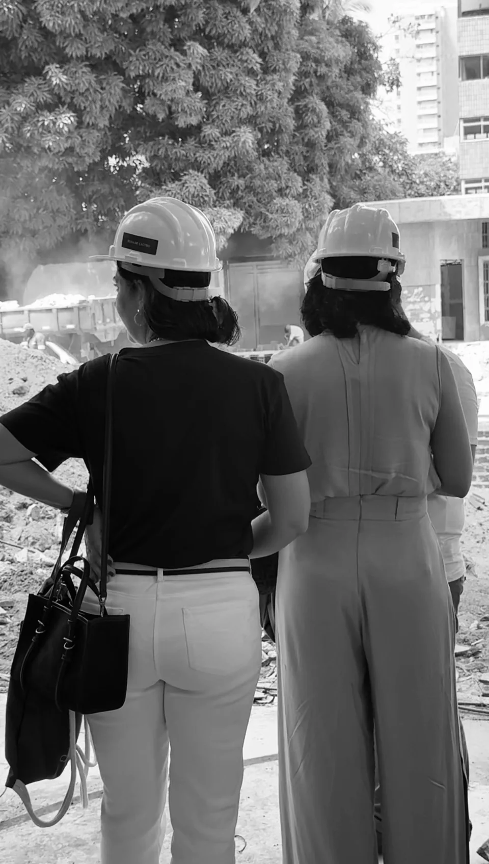 Ana Rita e Silvia, de capacete, acompanhando a obra juntas.