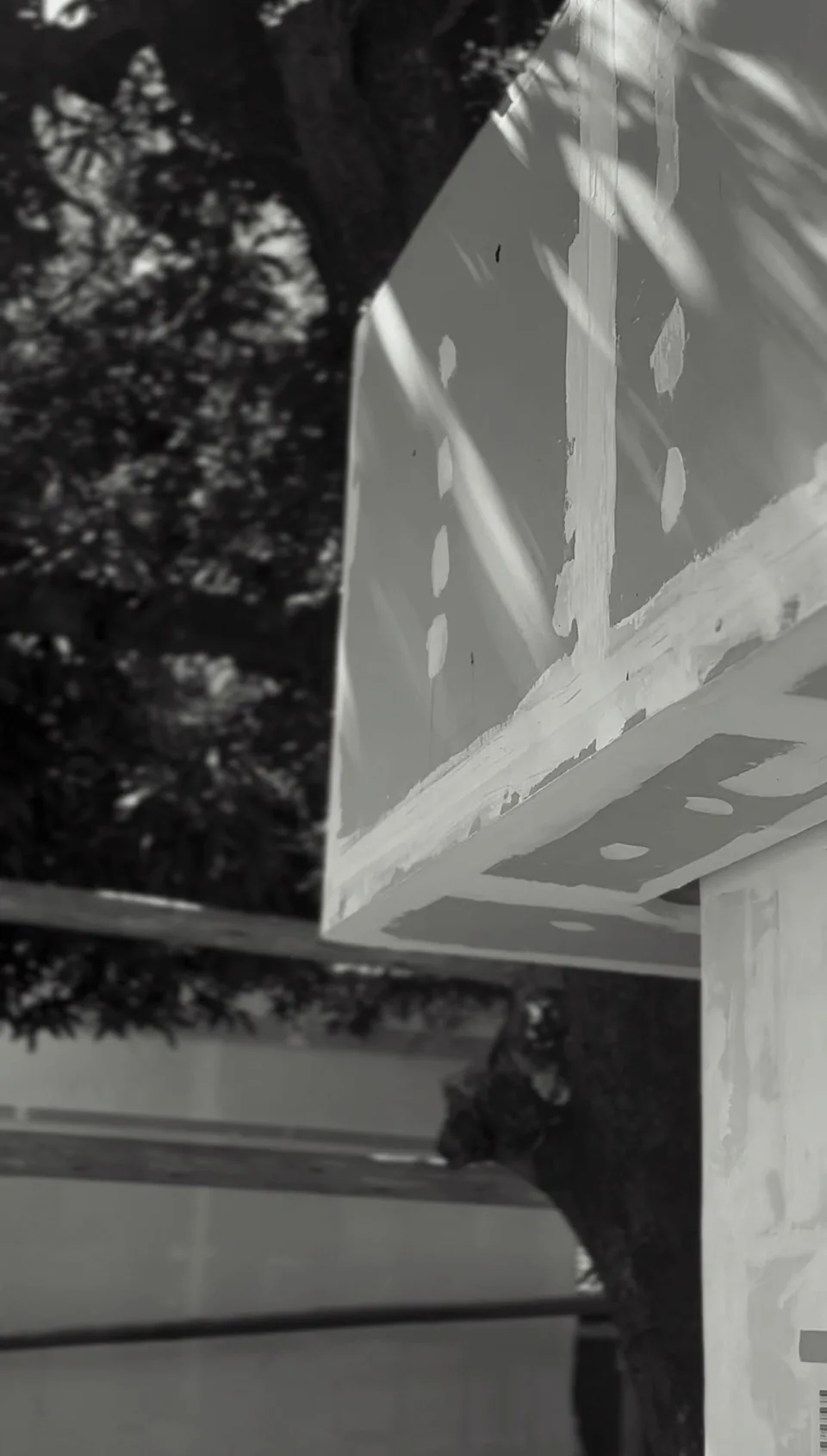 Luz e sombras sobre um detalhe da construção do Sereno.